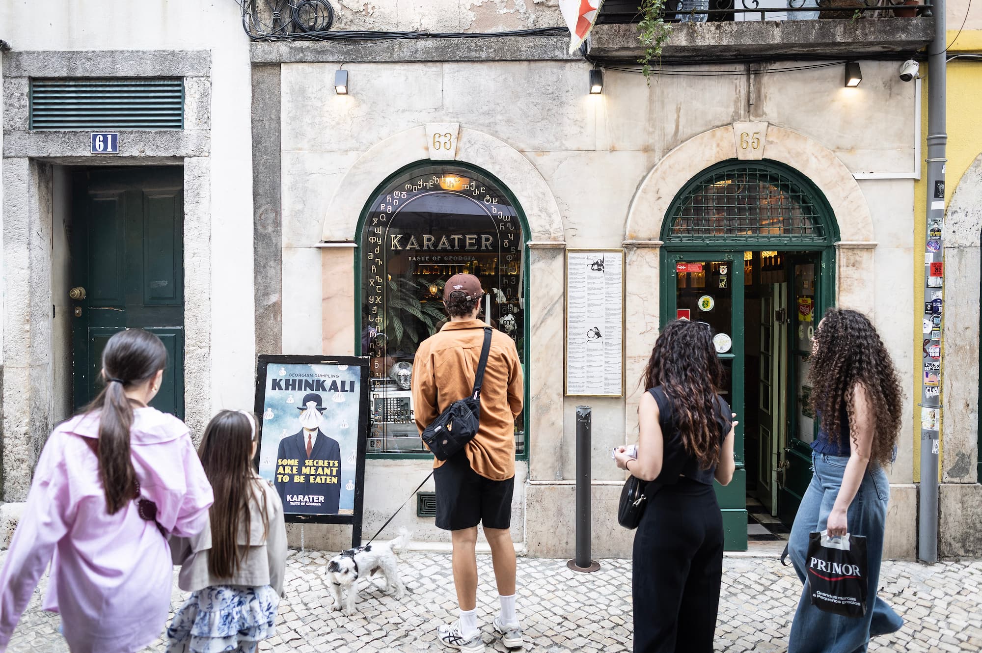 Exterior do restaurante georgiano Karater, no Bairro Alto